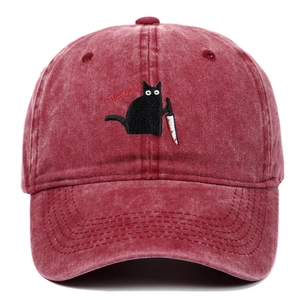 Detail der Stickerei mit Katze und Messer sowie WHAT-Schriftzug auf weinroter Cap