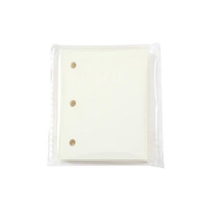 Dettaglio del biglietto bianco perforato per mini album in confezione trasparente
