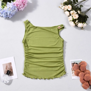 Vue à plat du haut plissé asymétrique vert herbe avec boucle métal et fleurs