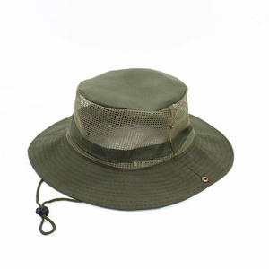Vue détaillée du chapeau de soleil vert armée avec filet respirant et mentonnière réglable