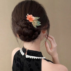 Pince à cheveux chinoise élégante avec fleurs translucides et perles sur une coiffure sombre