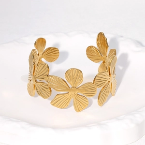 Bracelet jonc ouvert en acier inoxydable plaqué or 18 carats avec détails floraux en 3D