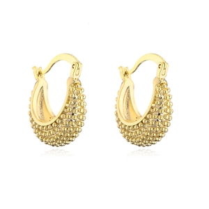 Dettaglio degli orecchini a cerchio placcati oro 18k con texture granulata unica