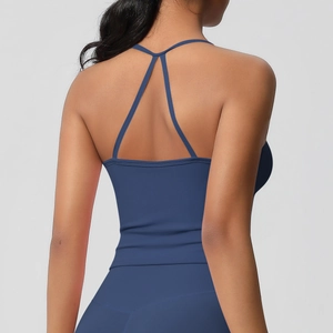 Dettaglio del reggiseno sportivo blu navy con spalline sottili e schiena a Y elegante