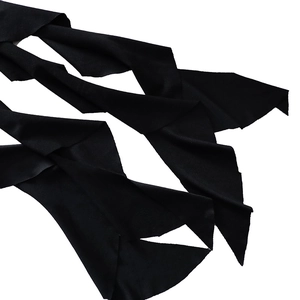 Détail des liens en tissu noir et des volants texturés sur le haut tube sexy pour femme