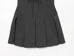 Détail de robe plissée à rayures gris foncé avec cordon de serrage et texture de tissu