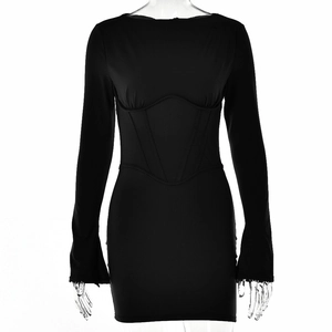 Robe courte sexy noire à manches longues avec détail corset à la taille sur un mannequin