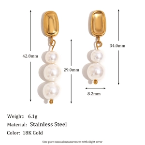 Boucles d'oreilles asymétriques en acier doré 18K avec perles sur fond blanc pour femme