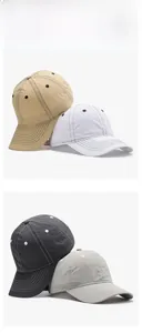 Détail des coutures contrastées et œillets d'aération sur casquettes en coton délavé