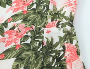 Vue macro de l'imprimé tropical et des coutures fines sur une robe fleurie française
