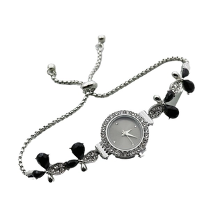 Silberne Blumen-Armbanduhr für Damen mit Strass-Blatt-Akzenten und verstellbarem Band
