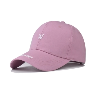 Détail de la casquette rose en coton avec broderie blanche en relief de la lettre W
