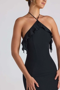 Détail rapproché de la robe licou noire avec volants asymétriques au niveau du col