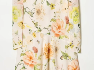 Gros plan détaillé d'un tissu floral doux avec motifs d'abeilles et de papillons