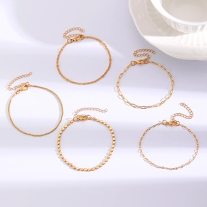Detail von 5 goldfarbenen Armbändern mit Büroklammer- und Perlenketten und Karabiner
