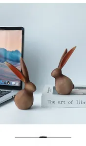 Détail de figurines de lapins marron mat avec intérieur d'oreille orange sur un bureau