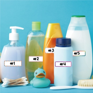 Étiquettes de nom imperméables sur divers flacons de bain et de soins personnels