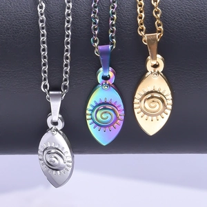 Drei Edelstahl-Halsketten mit Sonnenmuster in Silber, Gold und Regenbogen auf Display