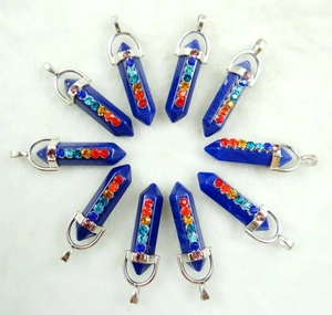 Macro-opname van tien blauwe zeshoekige kristallen met zeven chakra-edelstenen