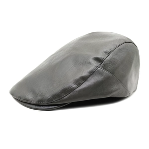 Dettaglio del basco in pelle PU grigio scuro con cuciture pregiate e texture vintage chic