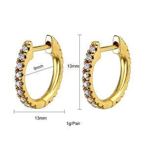 Détail de boucles d'oreilles plaquées or 24K avec zircones et diamètre de 13mm