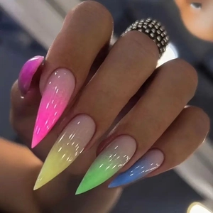 Detailopname van kleurrijke stiletto kunstnagels met een levendig macaron verloop