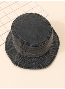 Gros plan sur un chapeau bob en denim délavé avec des œillets d'aération en métal