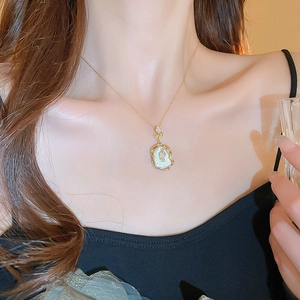 Gros plan d'un collier avec pendentif fleur en perle baroque sur le cou d'un mannequin