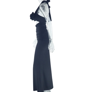 Détail de robe licou noire avec décoration de rose 3D et découpe à la taille latérale