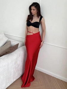 Jupe longue élégante en satin rouge avec fente latérale et haut court noir cintré