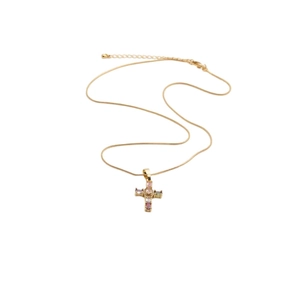 Détail d'un collier chaîne serpent dorée avec un pendentif croix en zircon coloré
