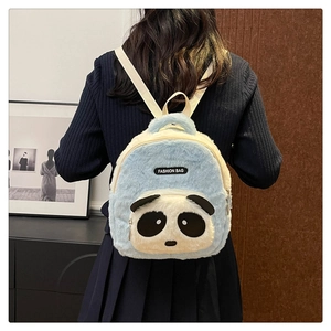 Detalle de una linda mochila de panda de peluche con piel sintética azul y blanca