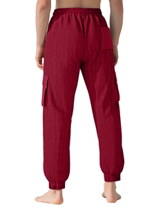 Détail du pantalon cargo bordeaux avec texture quadrillée et poches arrière à rabat