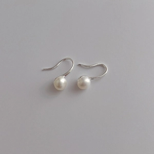 Minimalist s925 silver natural freshwater pearl drop earrings for women with sleek design