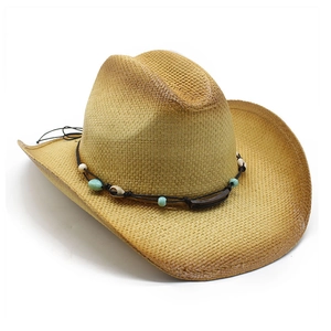 Detail eines gewebten Stroh-Cowboyhuts mit dekorativen Perlen und Muschel am Hutband