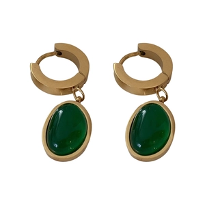 Boucles d'oreilles vintage en acier doré avec résine vert émeraude de forme ovale