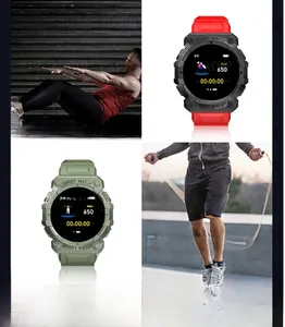 Détail du bracelet connecté sport affichant les calories et les modes d'exercice