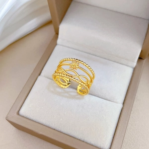 Bague étoile dorée réglable minimaliste présentée dans un écrin à bijoux de luxe