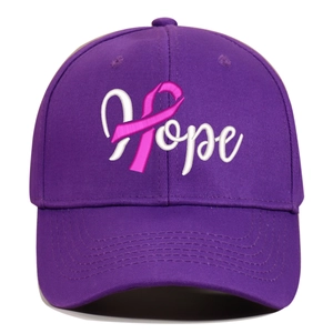 Détail de casquette violette en coton avec broderie Hope et icône ruban rose