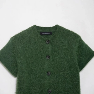 Cardigan in maglia verde scuro a maniche corte con trama soffice e bottoni neri