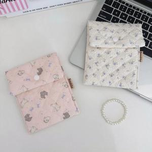 Detailansicht gesteppter Baumwolltaschen mit süßen Bären- und Blumenmustern