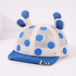 Vue détaillée du chapeau soleil bébé en maille avec pois bleus et oreilles 3D