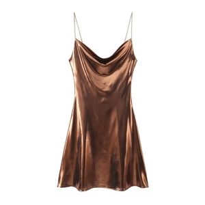 Detalle del vestido de satén bronce metalizado con cuello desbocado y finas cadenas