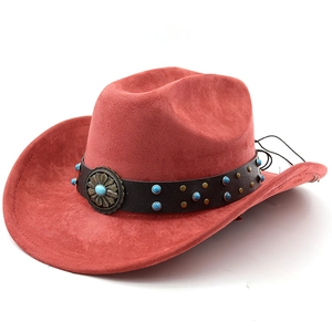 Détail d'un chapeau de cowboy en suédine rouge avec rivets turquoise et boucle métal