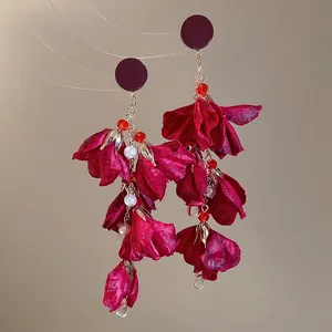 Böhmische tiefrote Blumen-Quasten-Ohrhänger mit Seidenblüten und goldenen Perlen