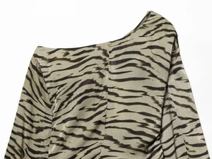 Details des Tigerstreifen-Musters auf dem olivgrünen One-Shoulder-Oberteil für Damen