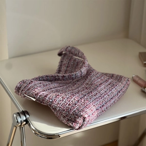 Détail de la texture épaisse en tricot rose violet et étiquette sur le sac tissé