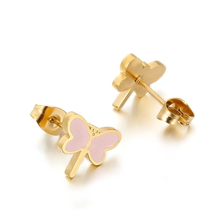 Boucles d'oreilles papillon dorées élégantes avec émail rose sur un fond blanc uni