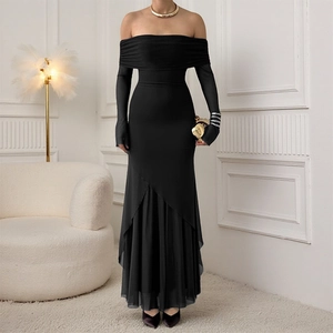 Détail de la robe noire à épaules dénudées avec empiècements en tulle et ourlet en mousseline