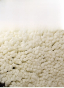 Gros plan du tapis de bain épais avec poils denses et texture pelucheuse ultra-douce